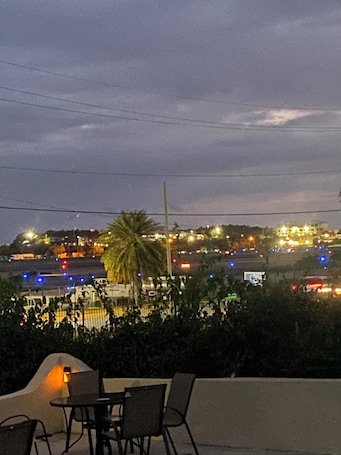 Outdoor dining. Locals In Paradise apt. 3. 2rooms 1 min from the airport, beach, restaurants.