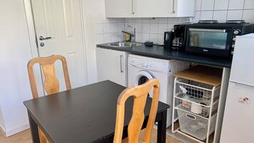 Kylskåp, mikrovågsugn, ugn och spishäll