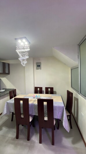 Dining - Apartamento a una Cuadra del Terminal Quitumbe. Ideal Para Familia (Quito)