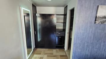 Habitación empresarial, 1 cama King size | Edredón, tabla de planchar con plancha y ropa de cama