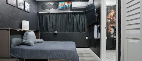 1 bedroom, desk, iron/ironing board, WiFi