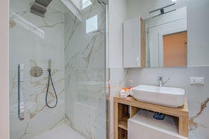 Shower, bidet, towels