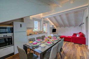 Kjøleskap, mikrobølgeovn, kokeplater og oppvaskmaskin