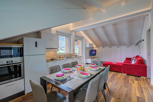 Réfrigérateur, micro-ondes, plaque de cuisson, lave-vaisselle