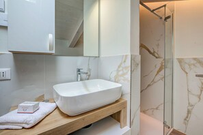 تجهيزات دش، مراحيض شطف، مناشف