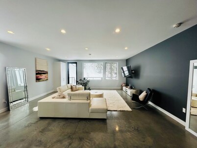 Lake & Mountain View Modern house, 25km to SkiHill, 2km to lake, 3km to downtown