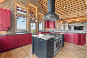 Fridge, microwave, oven, stovetop - Panoramic Cascade Views from a Sprawling Residence in Brasada Ranch (Powell Butte)