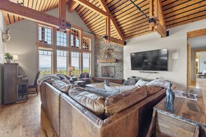 Smart TV, fireplace, stereo