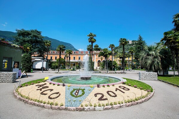 A fountain surrounded by a circular flower bed with the inscription "ARCO 2018". - Sara’s Garden Home, Arco, Italy (Arco)