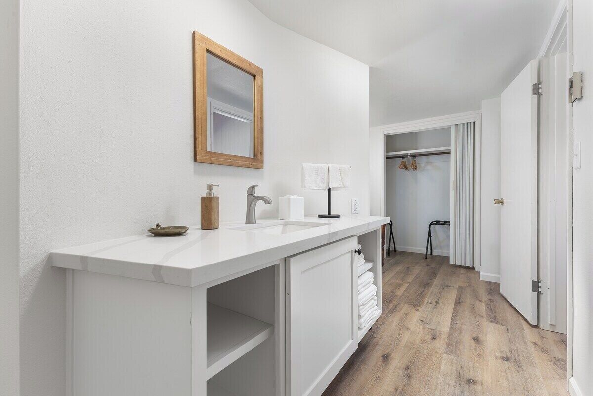 Shower, hair dryer, towels, shampoo
