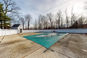 Property grounds - Cozy Townhome with Shared Pool, W/D & Wood-Burning Fireplace (Stratton)