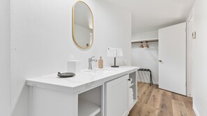 Douche, sèche-cheveux, serviettes fournies
