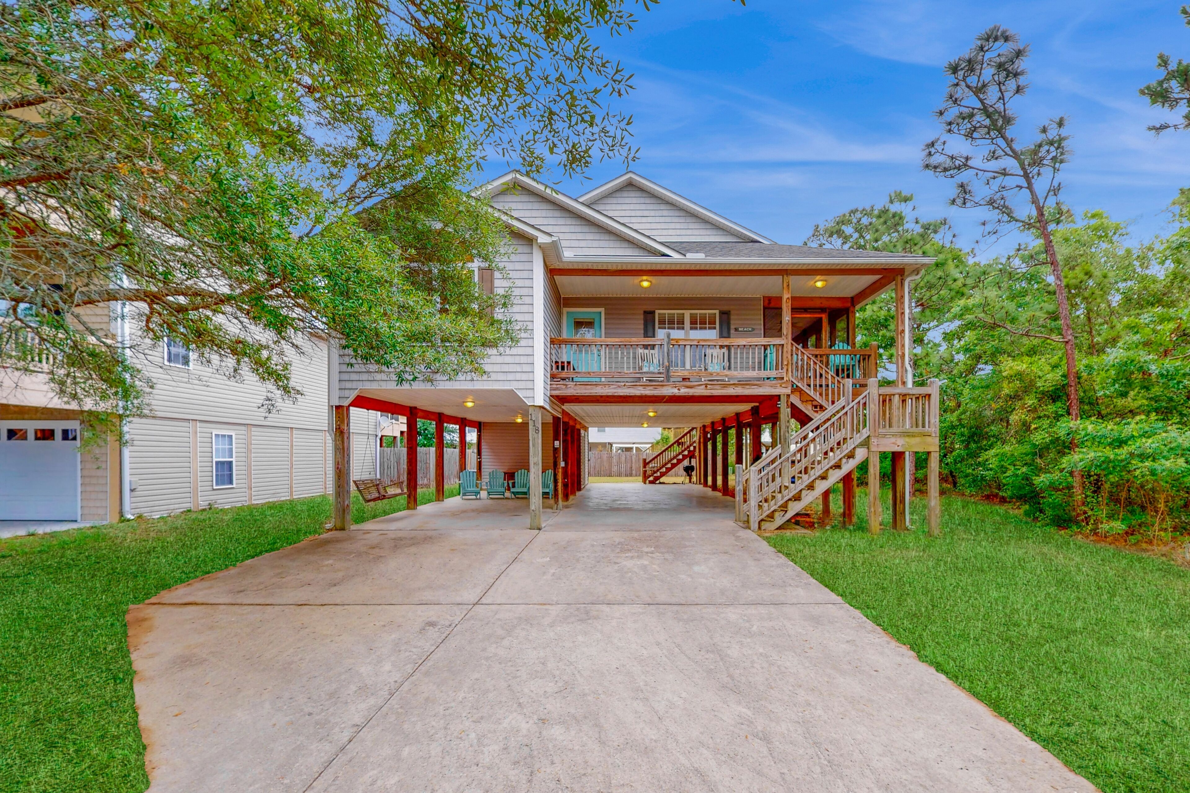 Coastal home near beach with enclosed porch and near the intracoastal waterway