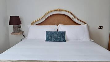 1 dormitorio, tabla de planchar con plancha, wifi y ropa de cama