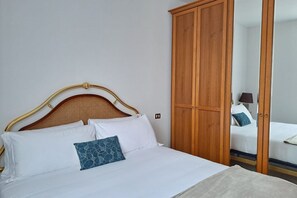 1 dormitorio, tabla de planchar con plancha, wifi y ropa de cama