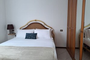 1 dormitorio, tabla de planchar con plancha, wifi y ropa de cama