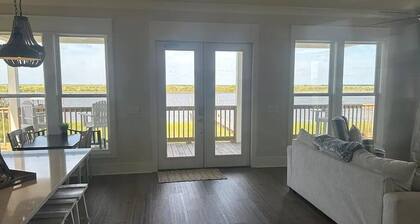 Beautiful camp in Angler Bay! Come enjoy the best of Hackberry.