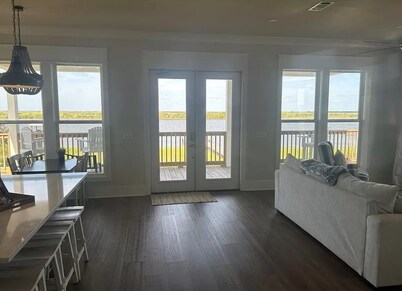 Beautiful camp in Angler Bay! Come enjoy the best of Hackberry.