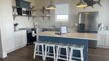 Réfrigérateur, four à micro-ondes, un four, surface de cuisson