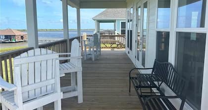 Beautiful camp in Angler Bay! Come enjoy the best of Hackberry.