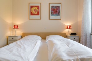 1 bedroom, iron/ironing board, WiFi - Am Dorfteich - 2 Zimmer App. mit Einzigartigem Seeblick, Stellplatz, Wlan, Haustiere Erlaubt (Wenningstedt)