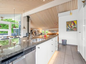 Kylskåp, mikrovågsugn, diskmaskin och grytor/köksredskap