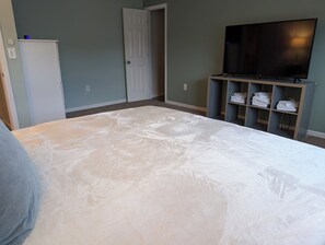 3 bedrooms, iron/ironing board, travel cot, Internet