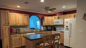 Coffee/tea maker, fridge, microwave, oven - Salt Pool | Sleeps 8 | Two Turns to Anna Maria, One to IMG! (Bradenton)