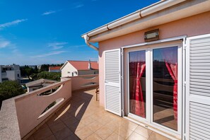 Apartment, 1 Schlafzimmer, Balkon, Gartenblick | Unterkunftsgelände