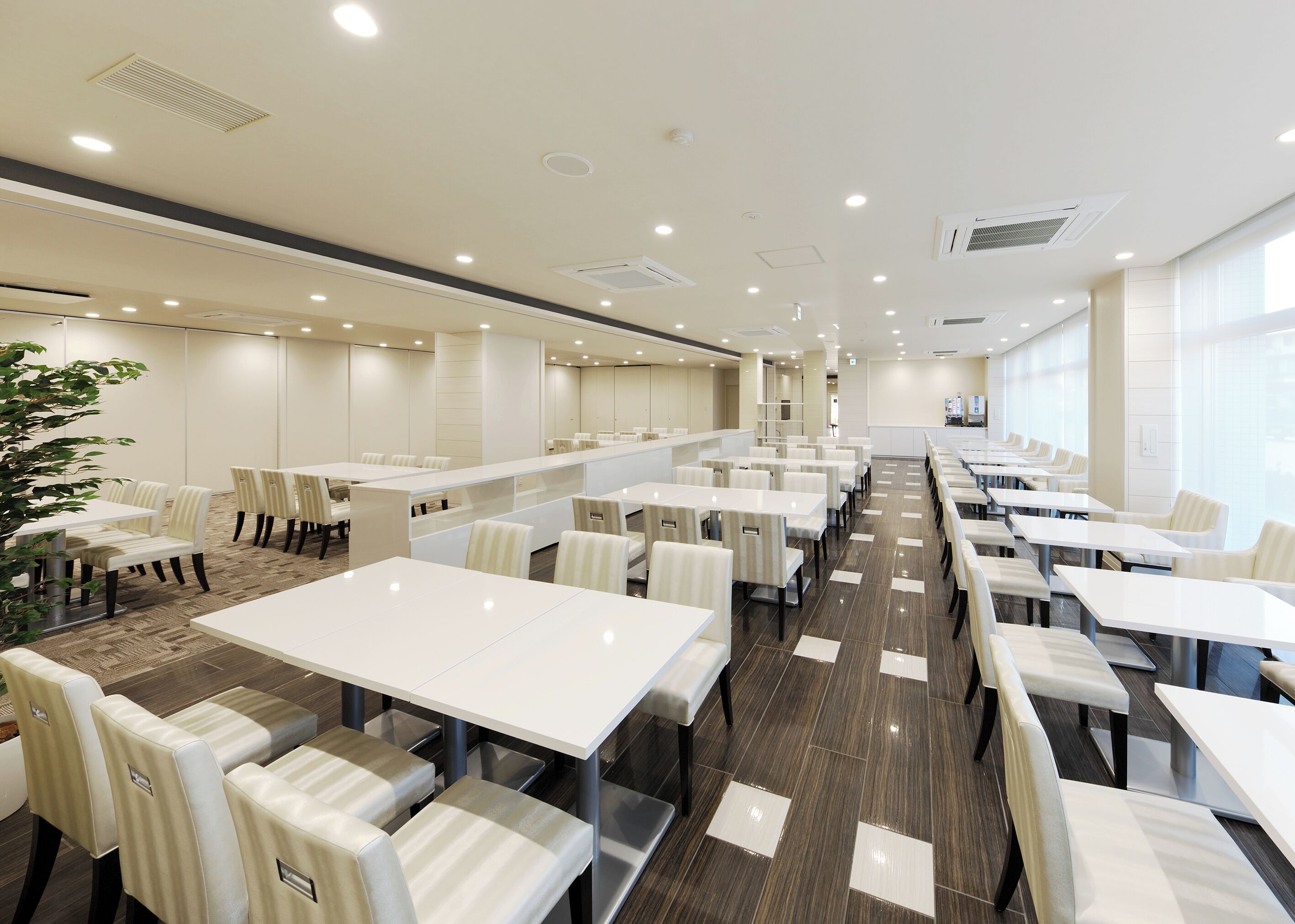 بوفيه فطور يوميًا بتكلفة قدرها (1000 JPY للشخص)