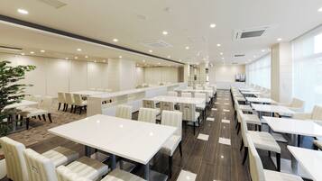 Daily buffet breakfast (JPY 1000 per person)