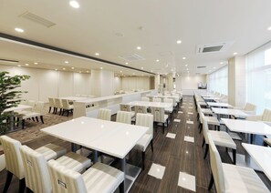 Desayuno buffet diario (JPY 1000 por persona)