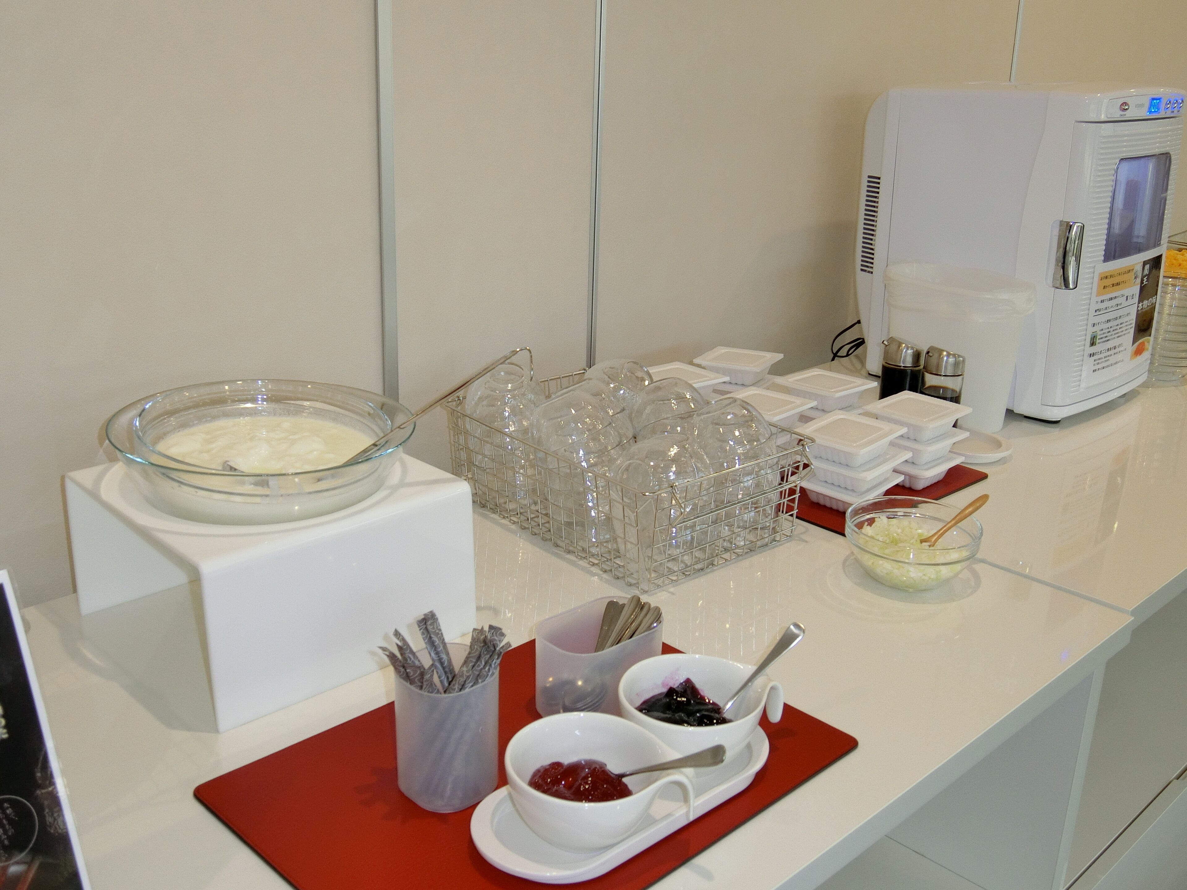 Un buffet proposant une variété de plats et d'ustensiles.