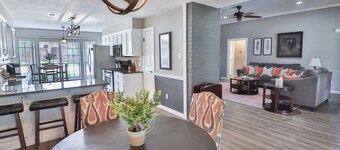 6.6 miles to Texas A&M University! Great Beds, Quality Bedding, and Super Clean!