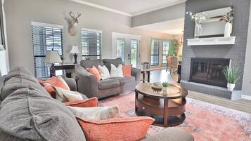 Una Smart TV, una chimenea, un reproductor de DVD, libros