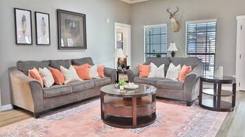 Una Smart TV, una chimenea, un reproductor de DVD, libros