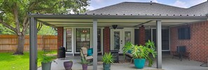 Exterior - 6.6 miles to Texas A&M University! Great Beds, Quality Bedding, and Super Clean! (Bryan)