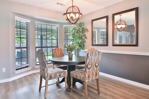 Dining - 6.6 miles to Texas A&M University! Great Beds, Quality Bedding, and Super Clean! (Bryan)