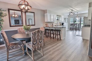 Dining - 6.6 miles to Texas A&M University! Great Beds, Quality Bedding, and Super Clean! (Bryan)