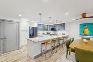 Refrigerador, microondas, horno, placa de cocina