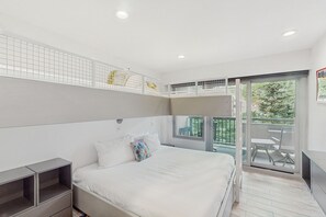 2 bedrooms, iron/ironing board, internet, bed sheets - Mountain view condo with pool & hot tub, next to golf course/Nordic center (Vail)
