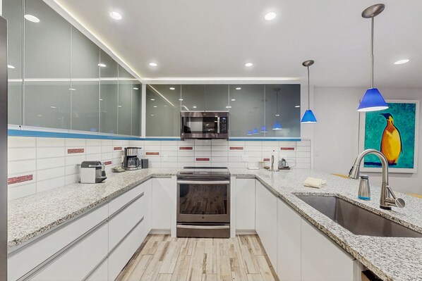 Refrigerador, microondas, horno, placa de cocina