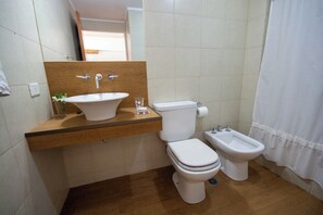 Hårføner, bidé, håndklær og såpe