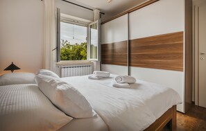 2 bedrooms, free WiFi, bed sheets - Gorgeous home in Saini (Saini)