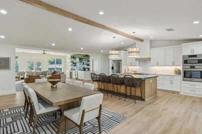 Fully Renovated Luxury Lake Front Retreat for Multiple Families!