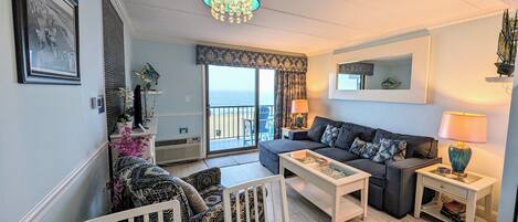 TV connectée, cheminée, livres