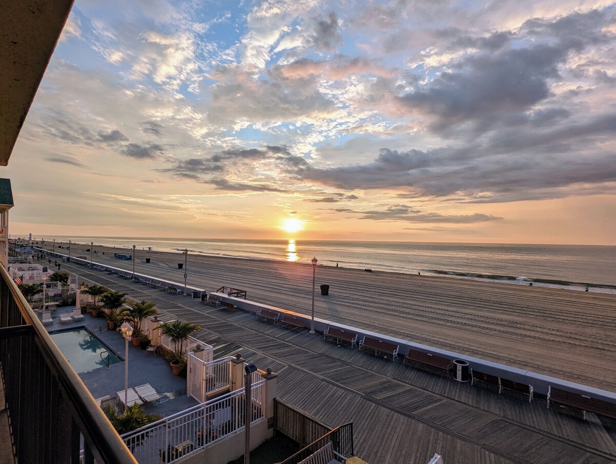 Beautiful Oceanfront Condo on Boardwalk, Amazing Ocean Views, Prime Location!