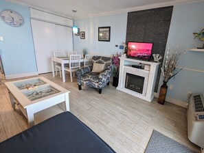 Smart TV, fireplace, books - Beautiful Oceanfront Condo on Boardwalk, Amazing Ocean Views, Prime Location! (Ocean City)