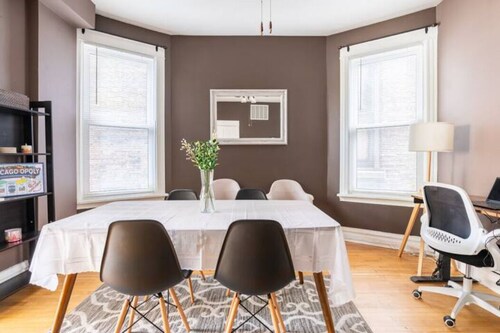 The Roscoe Village Guesthouse 