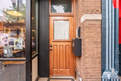 The Roscoe Village Guesthouse 